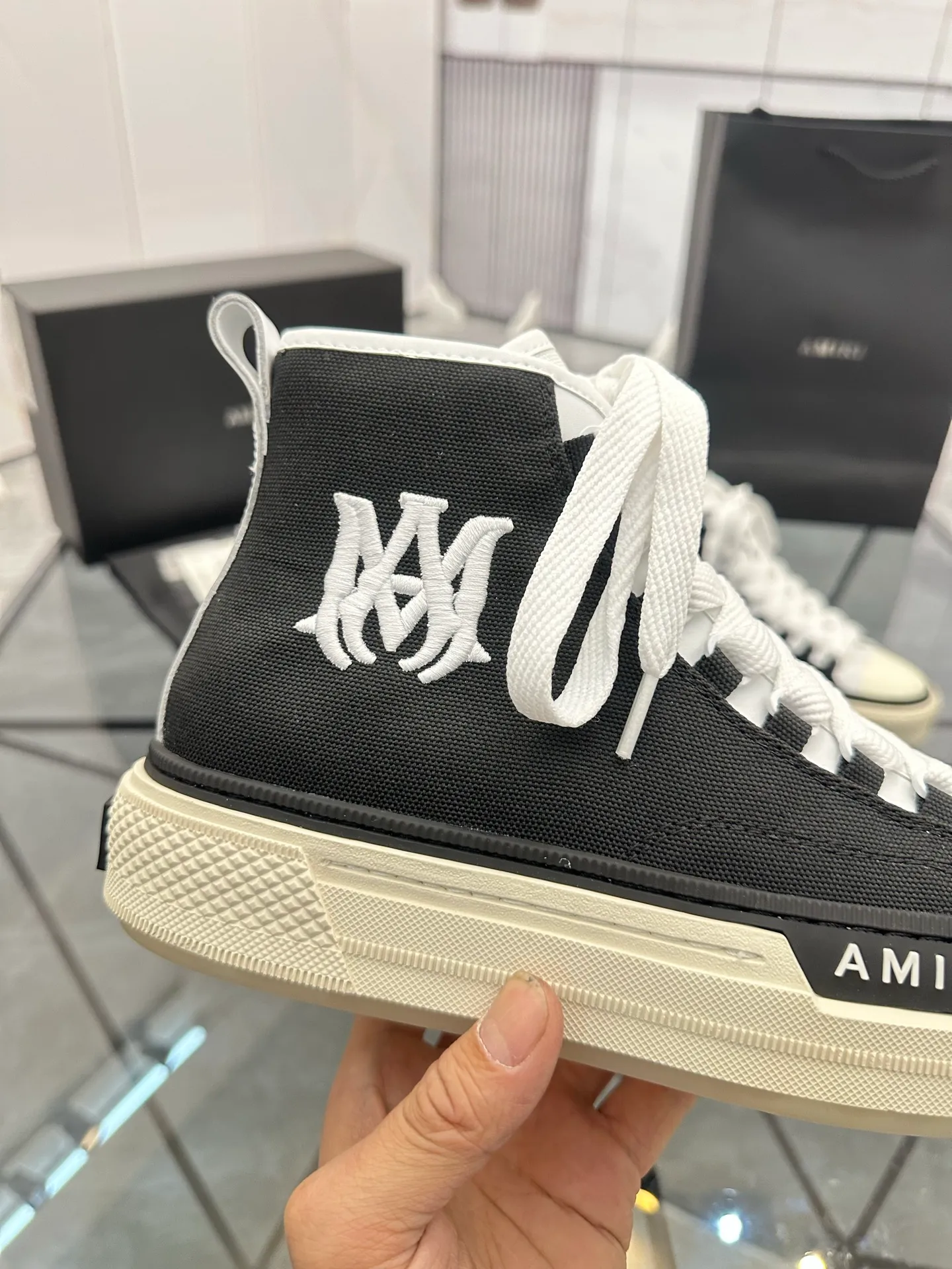 Men's shoes: 💰P560¥ Guangzhou top quality Product trademark: AMIRI* "Amir*" high-top casual shoes Regular size: 39-44 (can be customized to 45) Product materials: upper imported first-layer cowhide stitching original material, sheepskin lining, original outsole. Number: 525